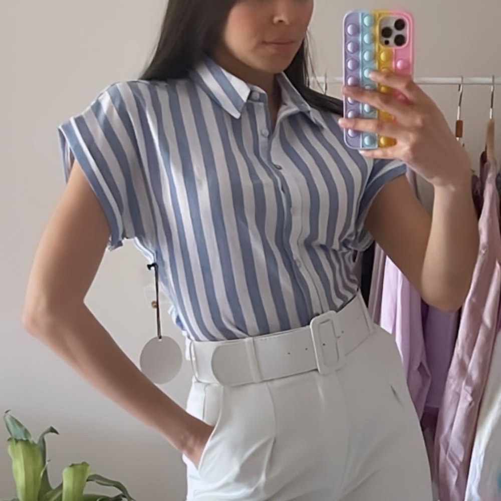 Blusa de botones blanca y azul con lazo ajustable